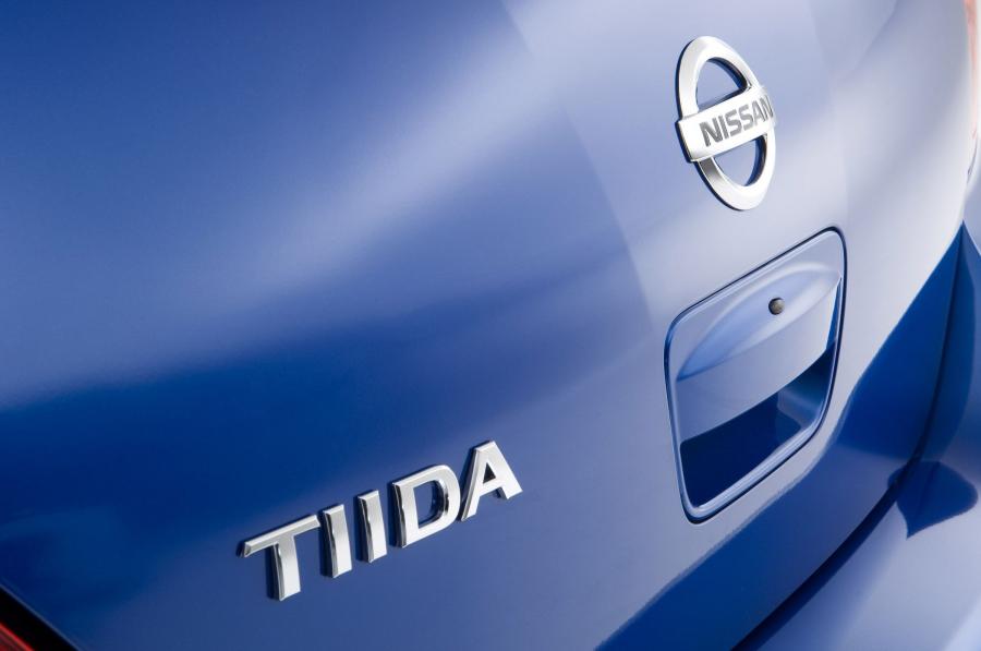  Nissan Tiida 2005 года  (фото 32 из 52)